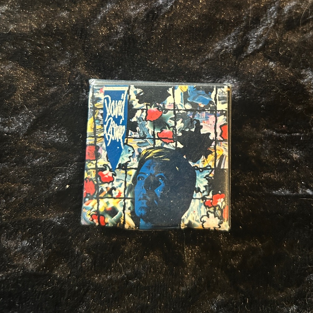 VINTAGE DAVID BOWIE ORIGINAL 1980’s PIN PINBACK BUTTON DAVID BOWIE TONIGHT LP